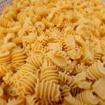 Photo de pâtes fraiches radiatore dans un bac