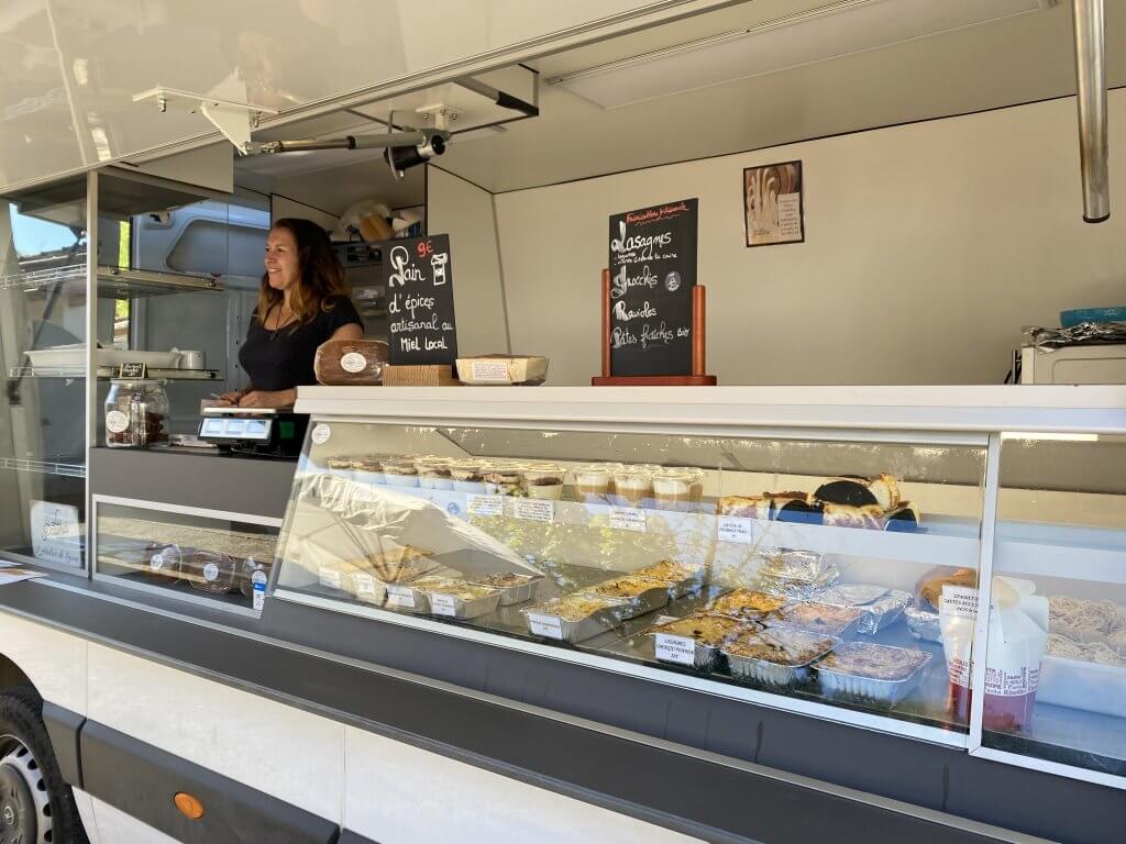 Photo du foodtruck Laure Pasteria montrant la vitrine des plats et des desserts.
